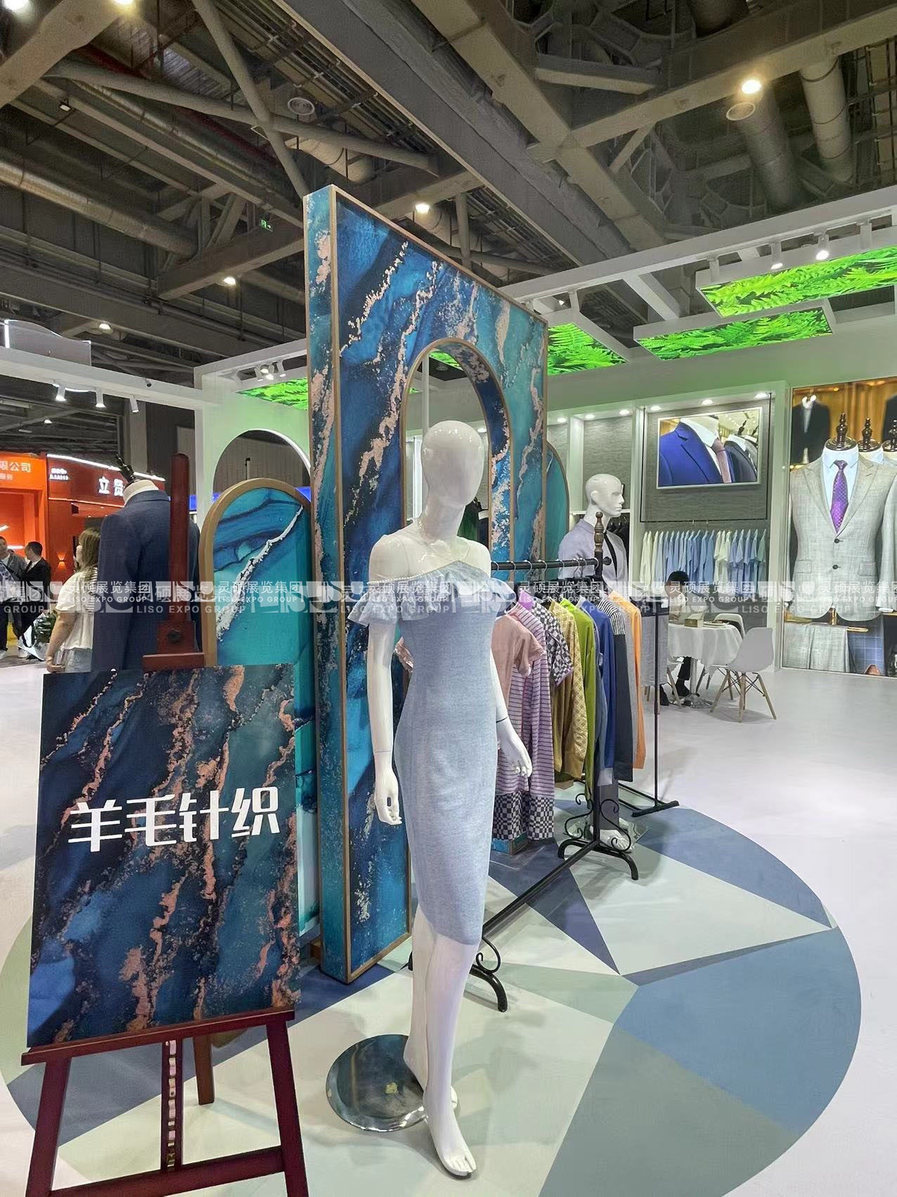 校服展展臺搭建案例-箭鹿集團